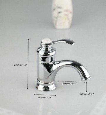 Elegante wastafelkraan met witte elementen afgewerkt