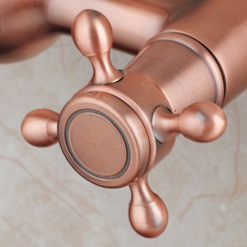 Knop koperkleurige wastafelkraan