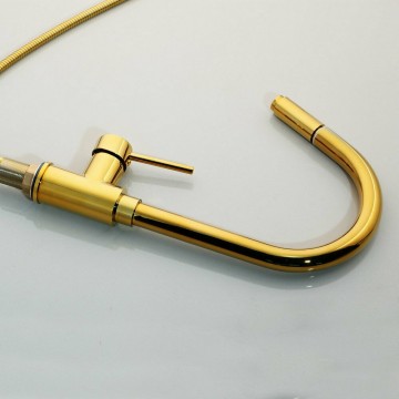 Kraan voor de keuken met uittrekbare kop in het goud