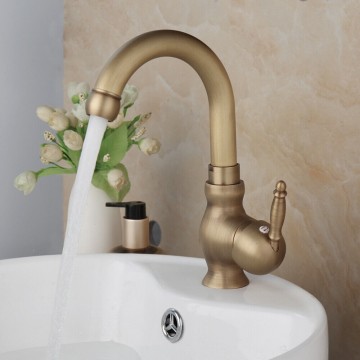 Lamdrelijke bronskleurige wastafelkraan draaibaar