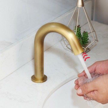 Landelijke bronskleurige cesaro sensorkraan