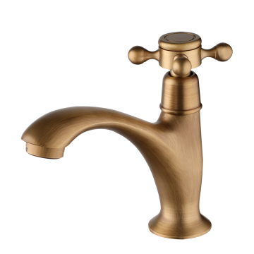 Landelijke bronskleurige fonteinkraan