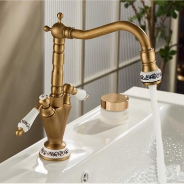 Landelijke bronskleurige wastafelkraan met keramiek handvat 1