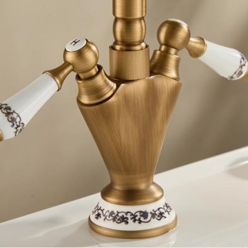 Landelijke bronskleurige wastafelkraan met keramiek handvat 11