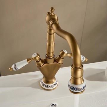 Landelijke bronskleurige wastafelkraan met keramiek handvat 2