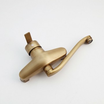 Landelijke bronzen muurkaan