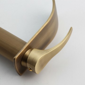 Landelijke watervalkraan brons