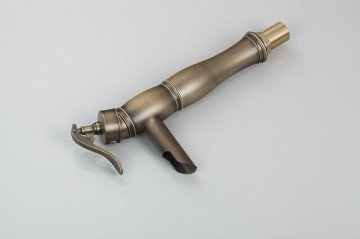 Landelijke watervalkraan bronskleurig hoog model