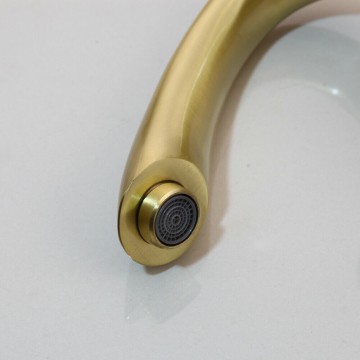 Mat gouden uitloop wastafelkraan