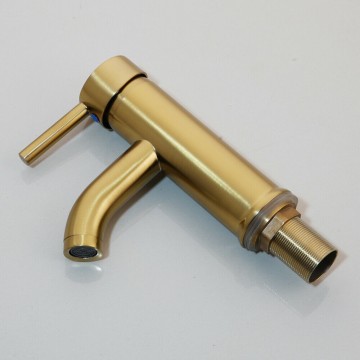 Mat gouden wastafelkraan