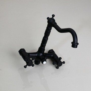 Mat zwarte kraan bad