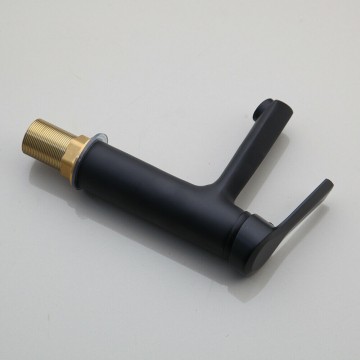 Mat zwarte kraan voor uw badkamer