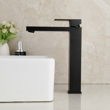 Moderne zwarte kraan 0