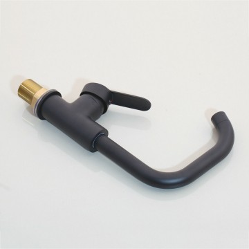 Moderne zwarte wastafelkraan 0