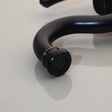 Mond van donkere kraan