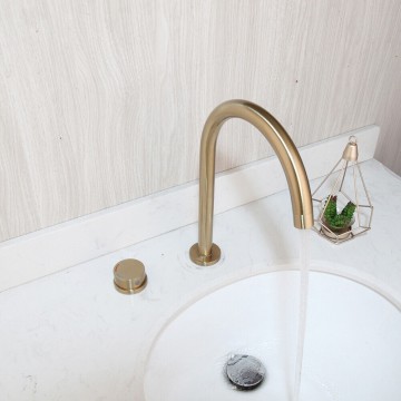 Mooie 2 delige wastafelkraan geborsteld goud