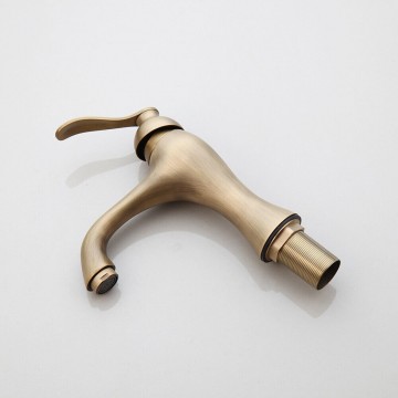 Mooie bronskleurige mengkraan nostalgisch model