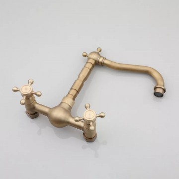 Mooie bronskleurige muurkraan