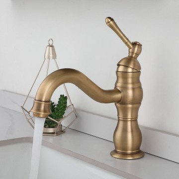 Mooie bronskleurige wastafel kraan
