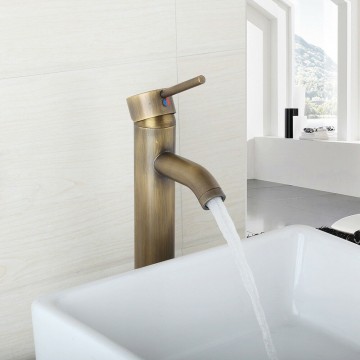 Mooie bronskleurige wastafelkraan mengkraan