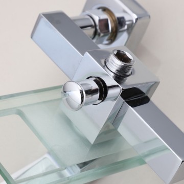 Mooie chroom watervalkraan