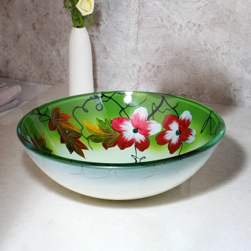 Mooie elegante waskom met bloemen