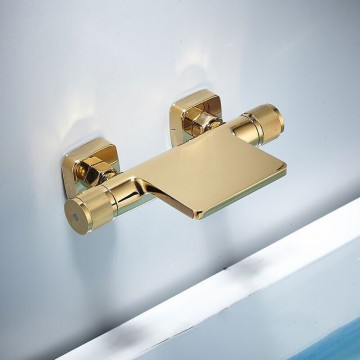 Mooie goudkleurige badkraan mengkraan