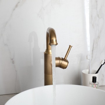 Mooie hoge bronskleurige wastafelkraan 0