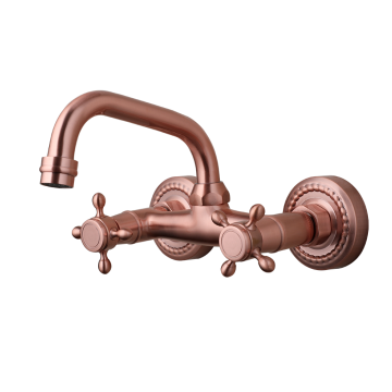 Mooie koperkleurige muurkraan