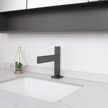 Mooie moderne gun metal wastafelkraan