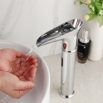 Mooie sensomatica chroom sensorkraan waterval