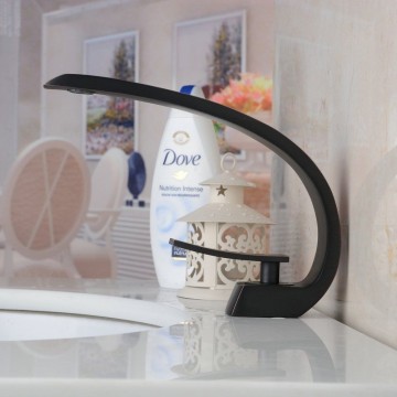 Mooie zwarte gebogen kraan