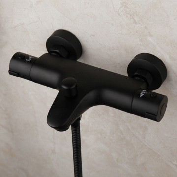 Mooie zwarte thermostatische badkraan