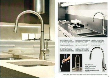 Moderne keukenkraan geborsteld nikkel afgewerkt en draaibaar met uittrekbare sproeikop