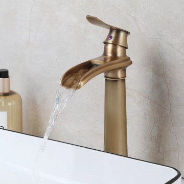Nostalgische bronskleurige waterval wastafelkraan