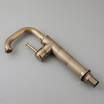 Nostalgische hoge bronskleurige wastafelkraan