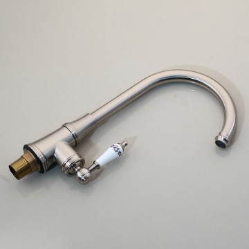 Nostalgische wastafelkraan met aardewerk handvat