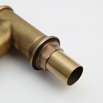 Onderzijde bronzen kraan