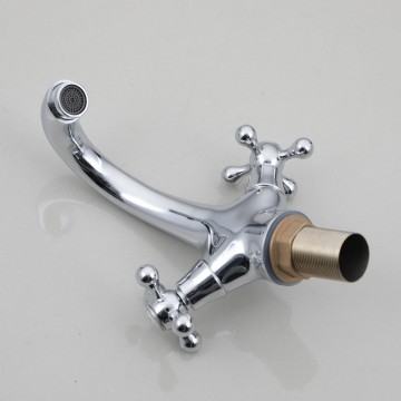 Onderzijde chroom wastafelkraan