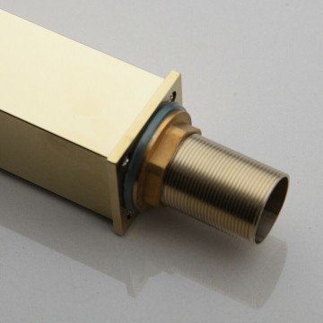 Onderzijde gouden wastafelkraan