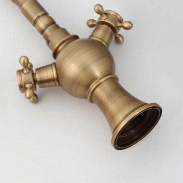 Onderzijde hoge landelijke bronzen wastafelkraan