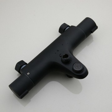 Onderzijde zwarte badkraan thermostatisch