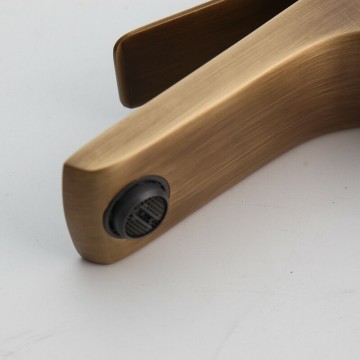 Perlator mengkraan bronskleurig