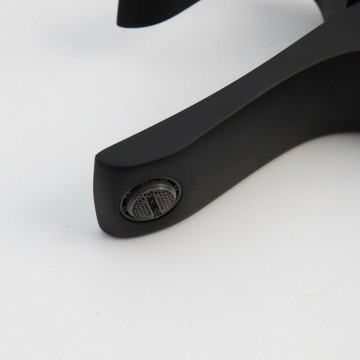 Perlator zwarte gedraaide kraan