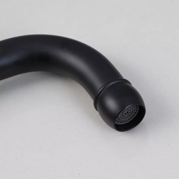 Perlator zwarte muurkraan met lange uitloop