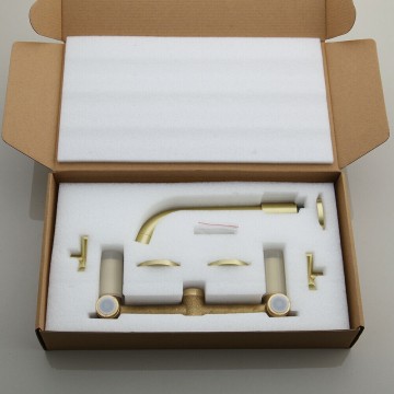 Product doos geborstelde gouden kraan