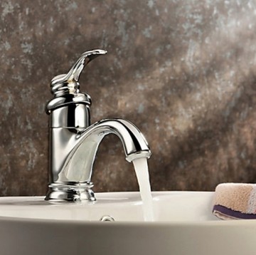 Elegante wastafelkraan met witte elementen afgewerkt