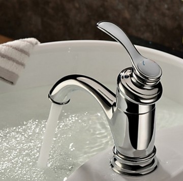 Elegante wastafelkraan met witte elementen afgewerkt