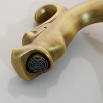 Retro bronzen wastafelkraan