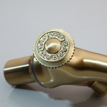 Retro gouden wastafelkraan